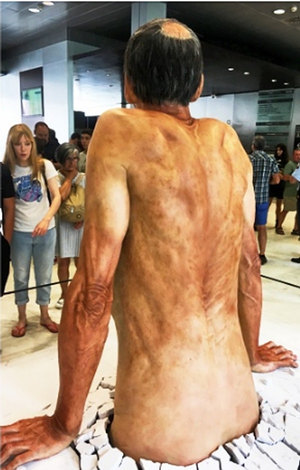 Нос, волосы, седина в щетине, глаза, мелкие сосуды, кости... Человек, который застрял на этой земле и пытается освободиться от груза, тянущего его вниз. Это слишком точно!!!