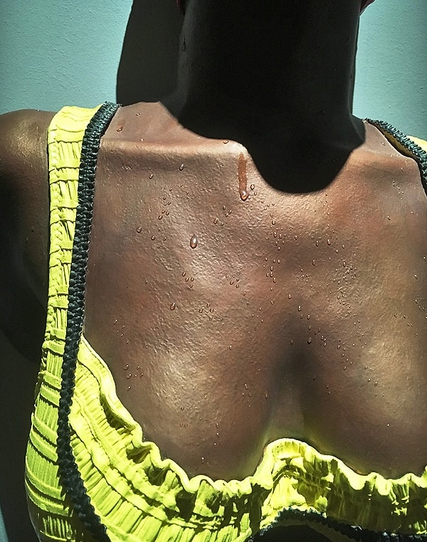 Ну, хорошо, предположим, все эти скульптуры - не живые люди! Тогда благодаря чему можно было добиться такой естественности, как например, эти вены и артерии на телах?!!! Ответим: ЭТО СМОЛА! Именно она придает нужный цвет и формы, которые так легко принять за реальность!