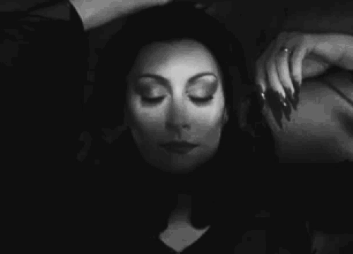Siyah uzun saçları, gotik elbiseleri ve kırmızı rujuyla büyüleyici bir karakter Morticia Addams. Addams Ailesi'nin direği kim diye sorulursa kesinlikle Morticia'ydı.