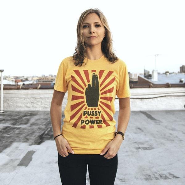 Bu gördüğünüz Brooklyn'li sanatçı Alexandra Rubinstein. Evet Pussy Power akımının bir savunucusu olduğu kesin.