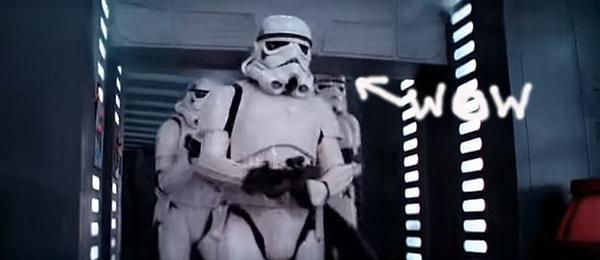 6. 'Star Wars: Episode IV A New Hope'ta bir Stormtrooper kafasını çarpıyor.