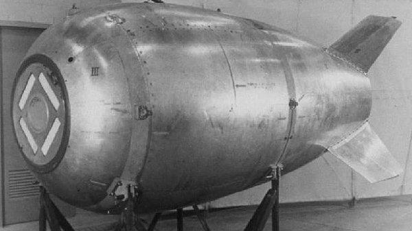 British Columbia'da yaşayan havacılık tarihçisi Dirk Septer, o dönemde Amerikan hükümetinin, Rusların bombayı bulmasından ötürü endişe duyduğunu aktarıyor.