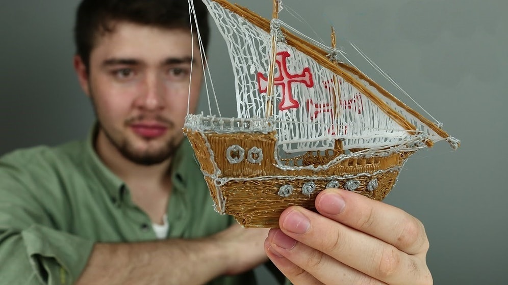 3 Boyutlu Kalem ile Binilip Gezilesi Bir Yelkenli Yapan Yetenekli Genç