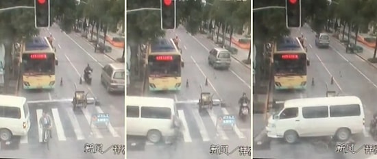 Arkasındaki Bisikletli Genci Göz Göre Göre Ezen Adam