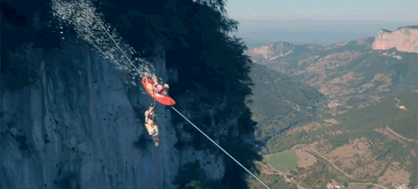 Muhtemelen Daha Önce Görmediğiniz Zipline Üzerinde Sörf Yapan Çılgın İnsanlar