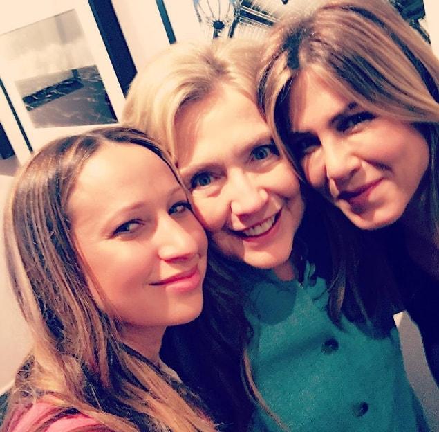 4. Hillary Clinton is hanging out with Jennifer Aniston!