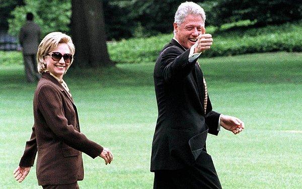 Devam eden yılda ofisteki görevine başlayan Bill Clinton, iki dönemlik başkanlığının 8 yılı boyunca tıpkı her başkan gibi ailesiyle birlikte Beyaz Saray’ı mesken edindi.