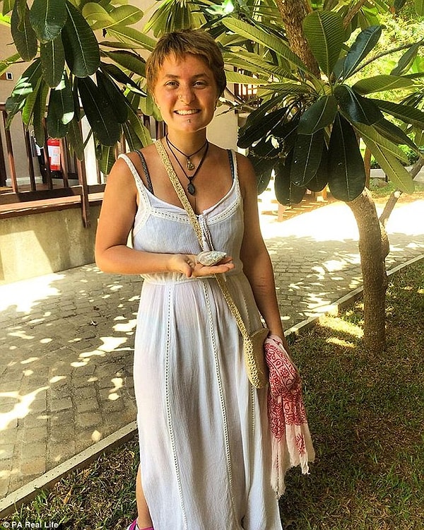 Дело в том, что девушка воспроизводит древние наскальные рисунки при помощи собственной менструальной крови.