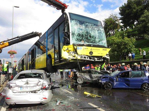 23 Eylül'de metrobüs seyir halindeyken kavga ettiği şoföre şemsiye ile vuran bir yolcu metrobüsün yoldan çıkmasına neden olmuş, olayda 11 kişi yaralanmıştı.