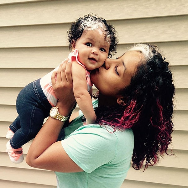 5. «Я надеялась, что у моей дочки тоже будет такой же локон, как у меня, но не была в этом уверена, ведь у моей младшей сестренки обычный цвет волос»