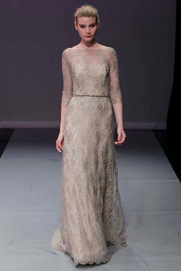 3. Для зимней свадьбы отлично подойдет платье с рукавом 3/4. Если выбираете наряд приглушенных тонов, разбавьте образ яркими красками в букете