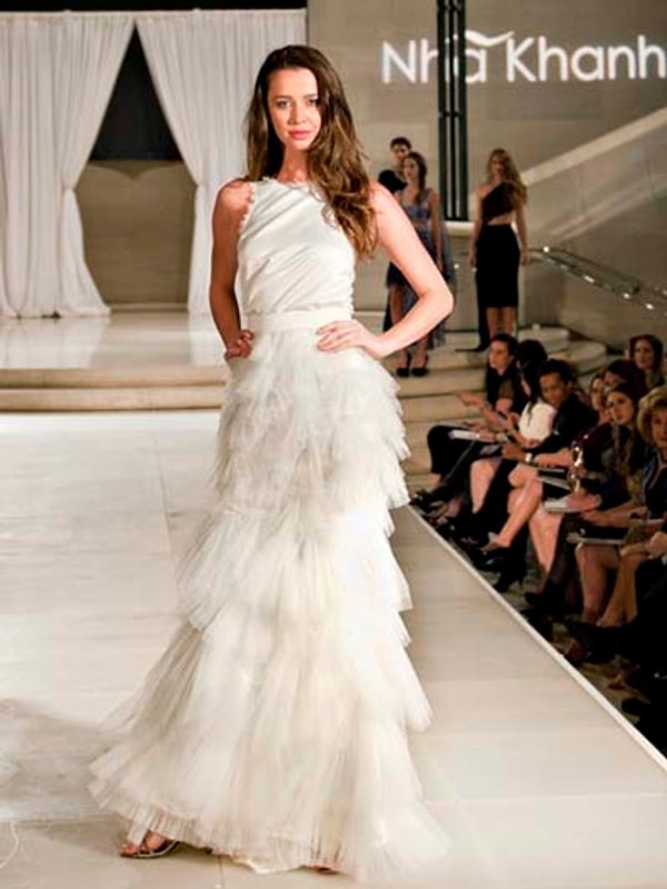 7. Платье, сочетающее в себе имитацию перьев и греческий покрой будет отлично смотреться с букетом анемонов