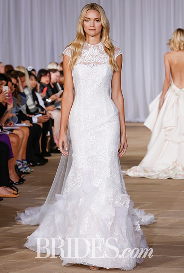 9. Королевский образ: шикарное платье со шлейфом лучше сочетать со скромным букетом