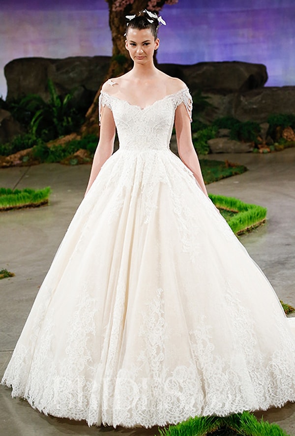 10. А вот к платью в стиле Скарлет О'Хара можно подобрать букет поярче