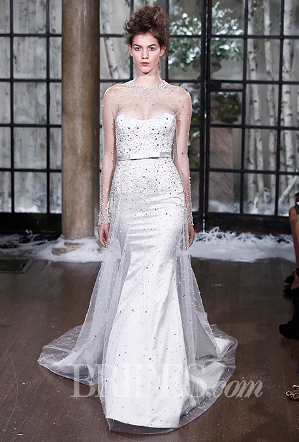 14. Классическое платье без плеч, на которое сверху надевается прозрачная кружевная накидка. Сочетание красных и синих тонов в букете придаст образу еще больше шика