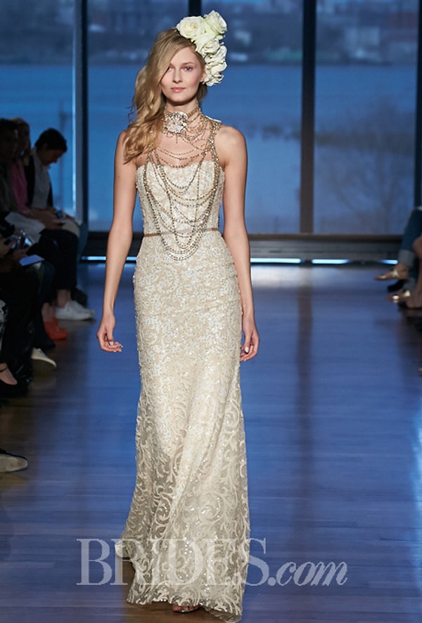 15. Яркие, экстравагантные платья лучше сочетать с маленькими, скромными букетами