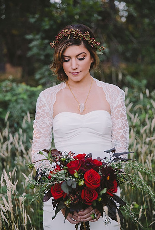 13. Платье, расшитое блестками в сочетании с красными розами - что может быть лучше?