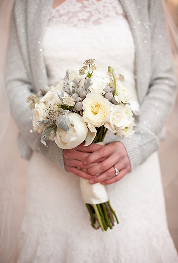 15. Яркие, экстравагантные платья лучше сочетать с маленькими, скромными букетами