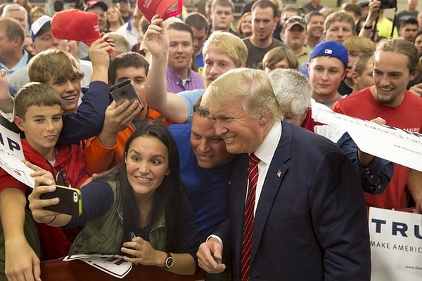 2. Donald Bey, sevenleri ile selfie çektirmeyi de pek seviyor. Kendisi her şeye dokunamadığı için telefonu tutan genellikle başka birisi oluyor.