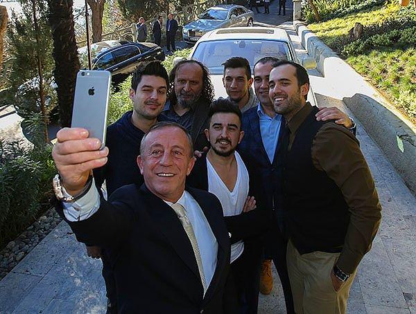 Mr. Ağaoğlu ise "Durun durun bi selfie çekelim" akımına inananlardan. Kendisi telefona dokunmaktan tiksinmiyor ve selfie çekerken, selfie pozu çekenleri çeken bir fotoğrafçı kullanıyor.