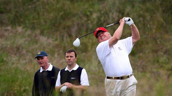 3. "Madem zenginim, neden golf oynamıyorum?" diye düşünen Trump Efendi, boş zamanlarında elit arkadaşlarıyla golf oynamaya bayılıyor. Kendisi Alman göçmeni bir Amerikalı.