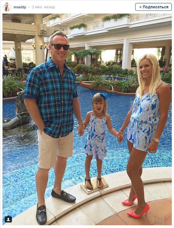 2. Жених силился произнести слова сквозь застилающие его глаза слезы. Невесту также объяли эмоции.