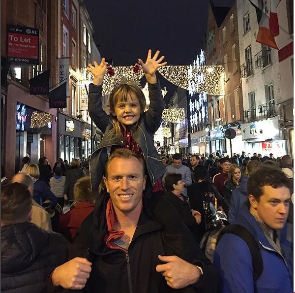 10. «Майк стал брать на себя больше отцовских обязанностей: укрывать ее перед сном, целовать перед уходом на работу. Хотя и у нас на дороге случались трудности – ведь нет никаких инструкций о том, как вести себя в таких ситуациях! – это был замечательный опыт, потому что мы все были терпеливы, открыты и честны друг с другом. И что важнее всего, нам просто было весело».