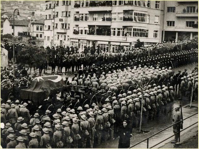 1980'li yıllarda saat 09:05'te trafiğin durduğu ve kulakları inleten, yüreği dağlayan o sirenlerin çaldığı gün.