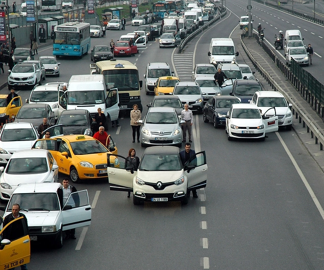 Bazılarının 1 dakika çalan siren sesinde bile saygı duruşunda durmadığı, duranlara da alay ve tahrik edici bakışlar atarak yürümelerini görmenin acısını yaşadığımız gün.