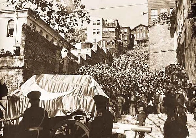 Bu memlekete gelen en kıymetli hazinenin, en büyük evladın sonsuzluğa göçüp bizleri de ışığından sonsuza kadar yoksun bıraktığı gün 😔