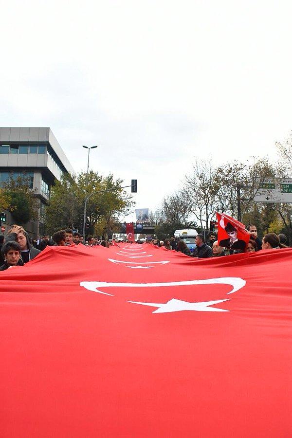 Beşiktaş Belediyesi'nin organizasyonu ile vatandaşlar 1011 metre Türk bayrağımız ile Dolmabahçe'ye yürüdü
