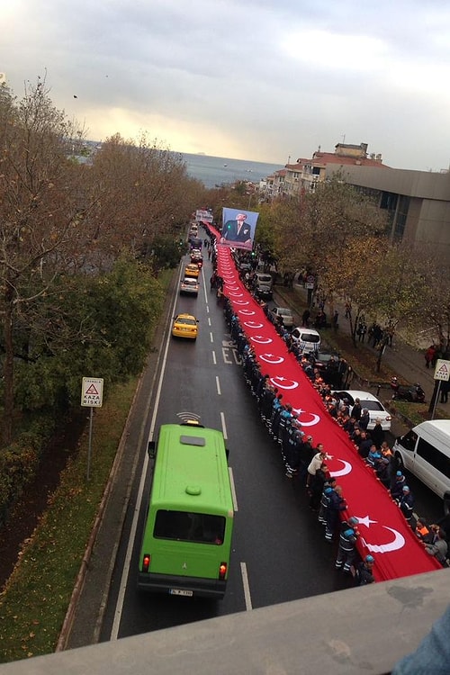Beşiktaş Belediyesi'nin organizasyonu ile vatandaşlar 1011 metre Türk bayrağımız ile Dolmabahçe'ye yürüdü