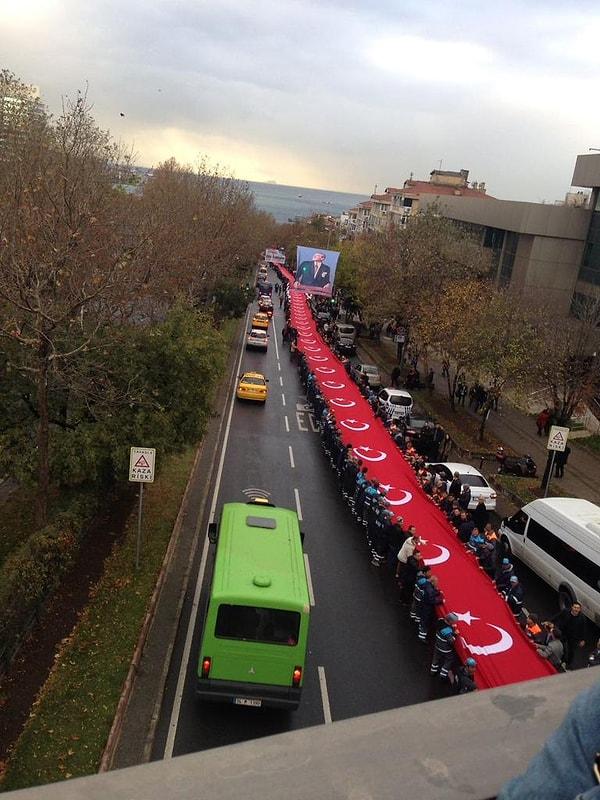 Beşiktaş Belediyesi'nin organizasyonu ile vatandaşlar 1011 metre Türk bayrağımız ile Dolmabahçe'ye yürüdü