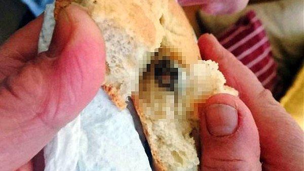 Şikayetçi Mahsum A., 16 yaşındaki kızını evlerinin yakınındaki markete 10 ekmek alması için gönderdi. Ancak 10 ekmekten bir tanesinin içinde parçalanmış fare gördü ve fotoğraflarını çekti.