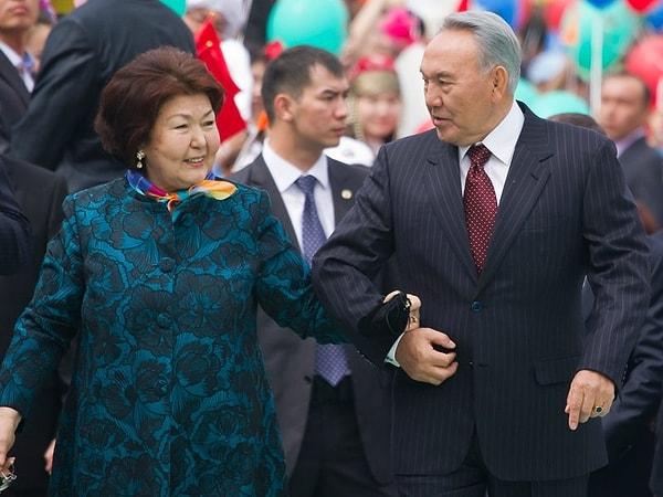 7. 2015 yılında %97 oy alarak bir kez daha başa gelmiş eski Kazakistan Cumhurbaşkanı Nursultan ve eşi Sara Nazarbayev