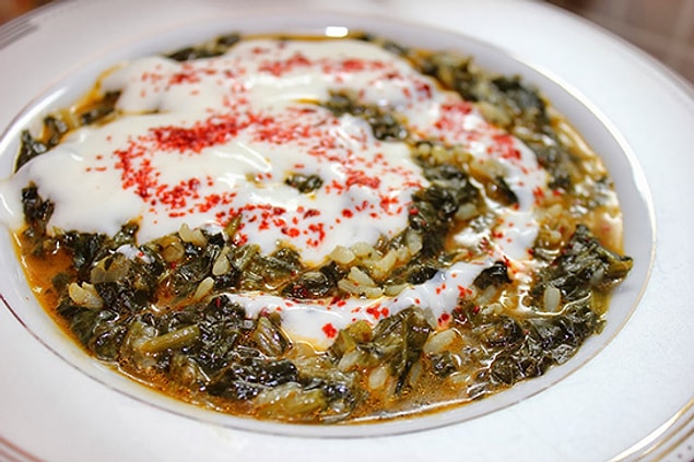 6. Tartışmaya açık olabilir ancak biz ıspanağımızı yoğurtlu yemeyi seviyoruz.