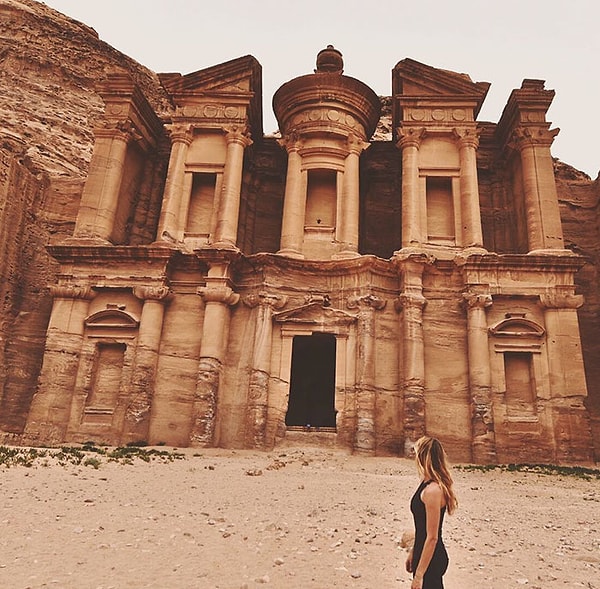 9. Она путешествует как посол мира от лица International Institute for Peace Through Tourism