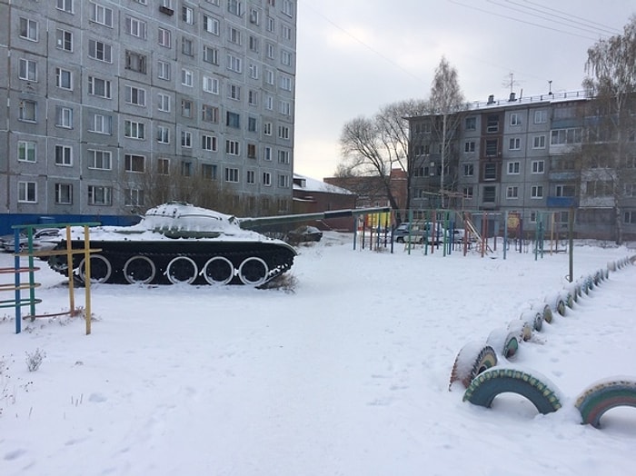 Кто в России родился, тот уже ничего не боится: 10 суровых детских площадок