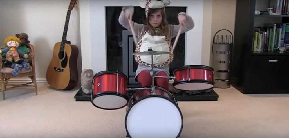 Мужчина смонтировал видео со своими дочерьми, играющими на барабанах