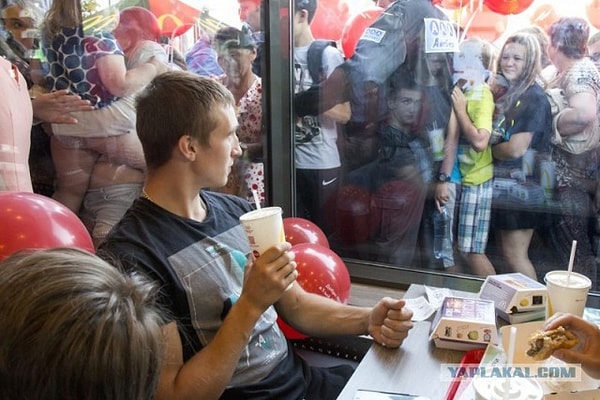 2. Это оригинал фотографии с открытия Макдональдса