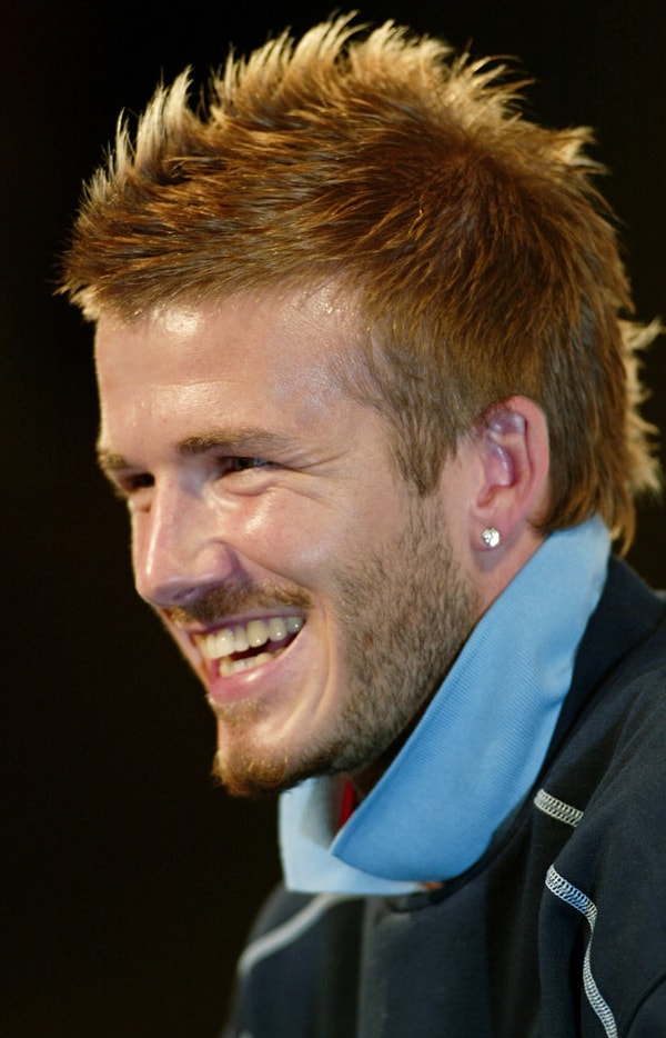 4. Одна серьга в ухе у парня