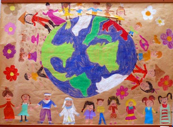 5. 23 Nisan ve dünya barışı konusu söz konusu olduğunda bütün sınıfın çizdiği dünyanın etrafında dönen çocuklar