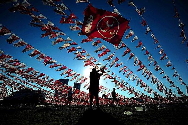 Reuters'in dün görüşlerine başvurduğu MHP'li bir yetkili, önümüzdeki günlerde AKP'nin Meclis'e sunmayı planladığı başkanlık sistemi taslağının kendilerine gönderilmesini beklediklerini belirtmişti.