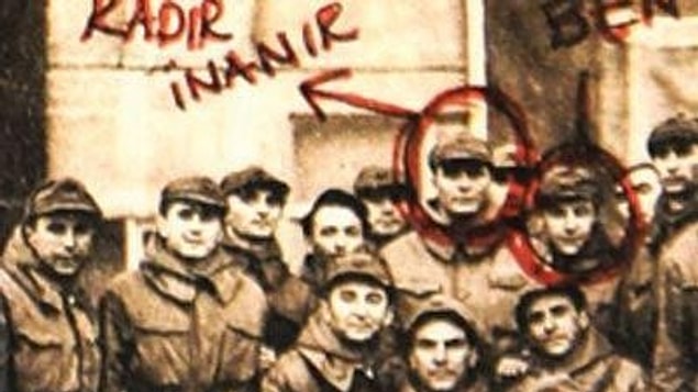 17. Mazhar Alanson'nun askerde yolu kesiştiği diğer ünlü isim ise Kadir İnanır.