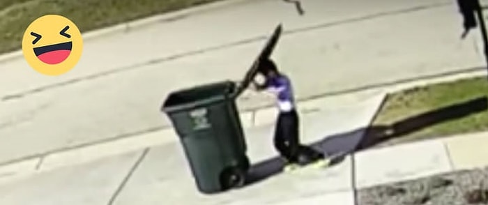 Rüzgara Karşı Çöp Kutusunu Taşımakta Bir Hayli Zorlanan Çocuk