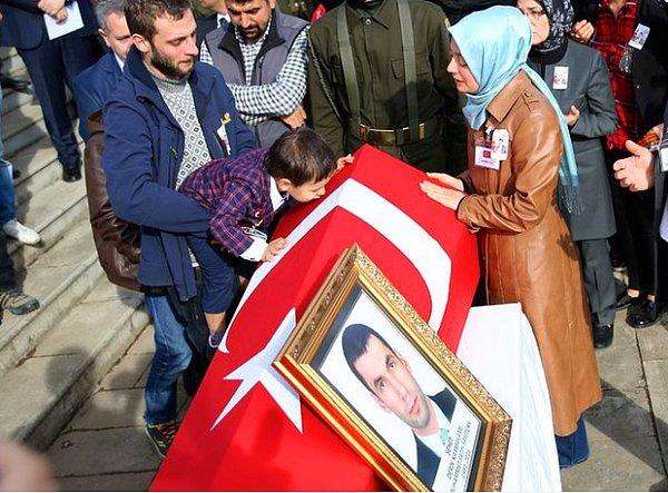 Şehidin 3 yaşındaki oğlu Asım Eren'in kendisine hediye edilen oyuncak araba ile tören boyunca oynaması, törene katılan vatandaşları duygulandırdı.