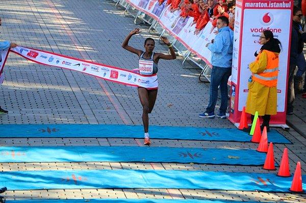Vodafone 38. İstanbul Maratonu'nu kadınlarda ise Kenyalı Agnes Barsosio kazandı