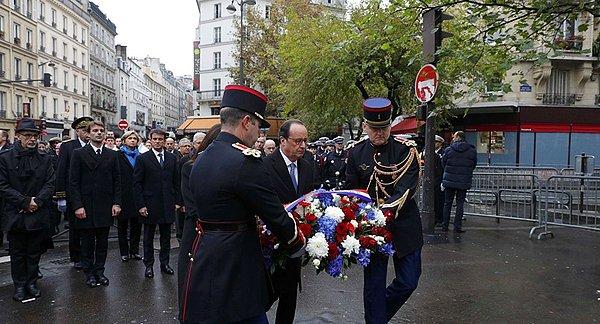Cumhurbaşkanı Hollande, Paris Belediye Başkanı Hidalgo ile birlikte saldırılara hedef olan altı noktayı ziyaret etti.