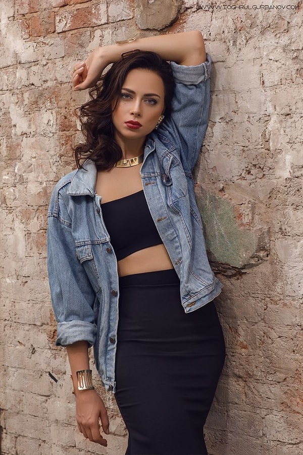 2. Причиной разрыва деловых отношений называлось некорректное поведение актрисы на съемочной площадке, постоянные опоздания.