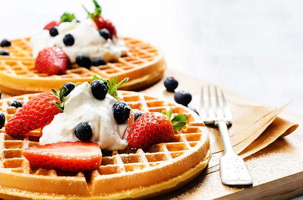 5. Waffle makinan yoksa tavada yap. Bol çikolata ile süsle!